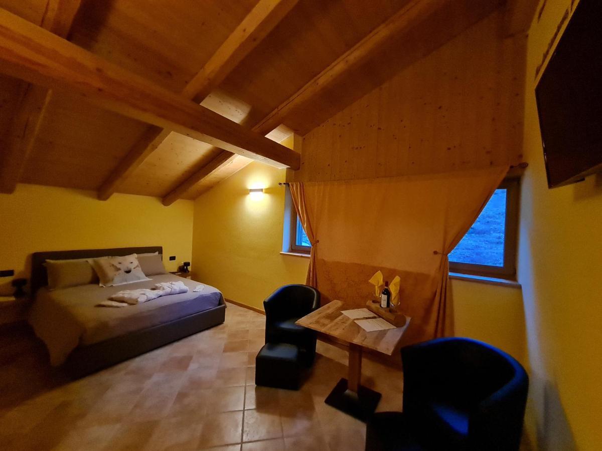 Chalet Chapeau Rar Castel Condino Exterior foto